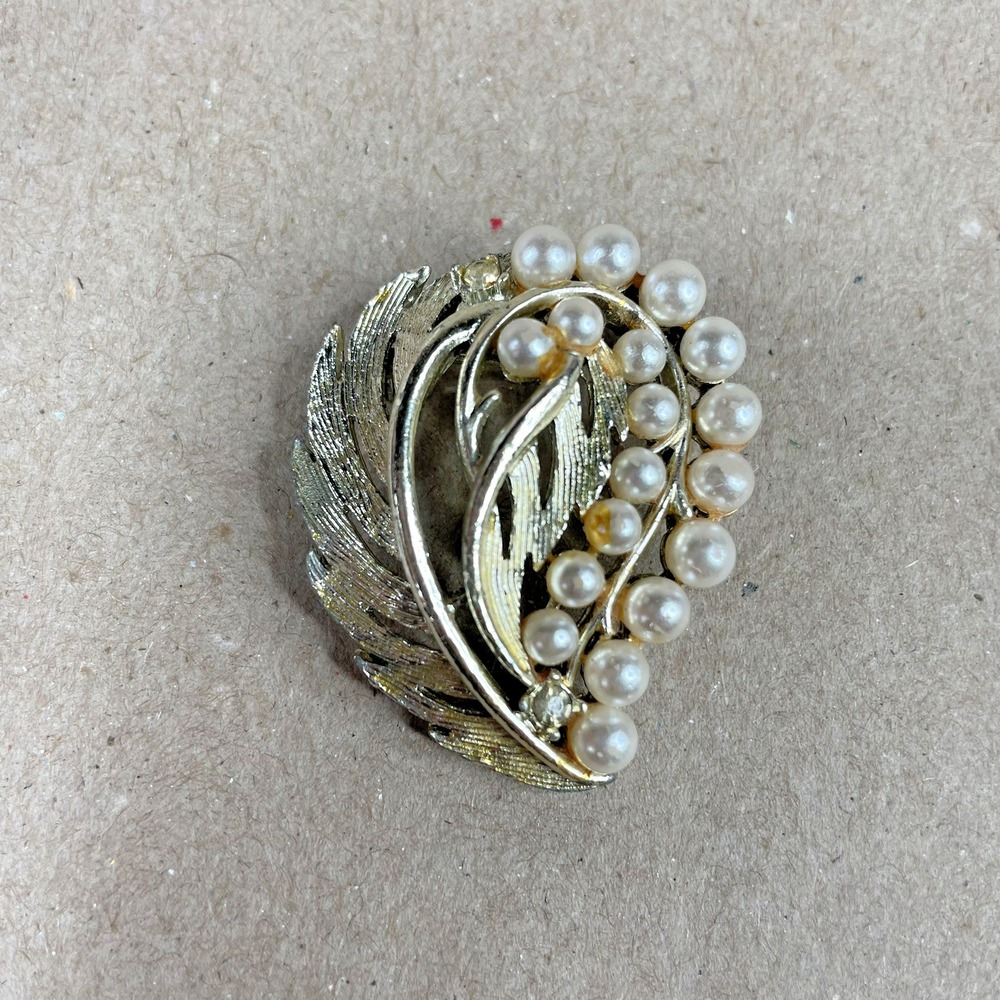 Vintage Leaf Pin Brooch Faux Pearl‎ And Clear Rhinestone Gold Tone 1 3/4"